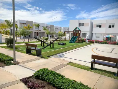 Zona de juegos infantil en Casa con alberca privada en Almarena