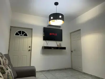 Una televisión o centro de entretenimiento en Casa moderna cerca de la playa