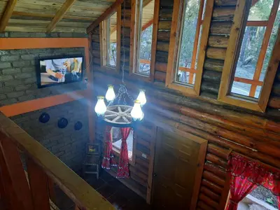Una televisión o centro de entretenimiento en Cabañas Los Cascabeles