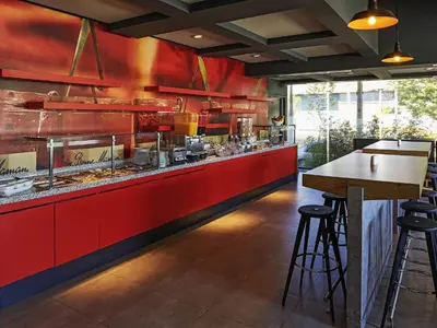 Un restaurante o sitio para comer en Ibis Los Mochis