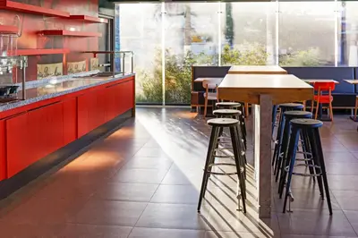 Un restaurante o sitio para comer en Ibis Los Mochis