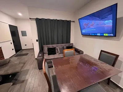 Una televisión o centro de entretenimiento en 1 Minuto a la Playa en Mazatlan