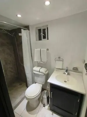 Un baño de departamento nuevo bonito