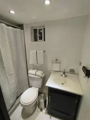 Un baño de departamento nuevo bonito