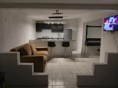Una cocina o zona de cocina en departamento nuevo bonito