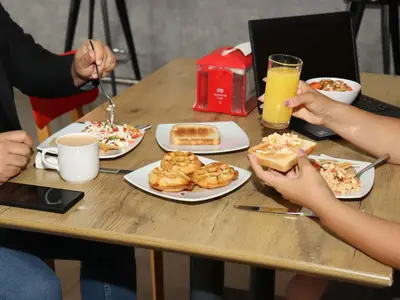 Comida en o cerca de este hotel