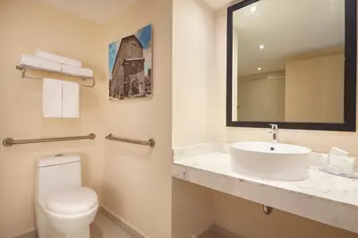 Un baño de One Saltillo Aeropuerto