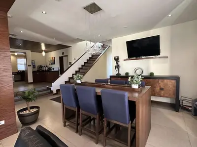 Una televisión o centro de entretenimiento en Best Western Cumbres Inn Cd. Cuauhtemoc