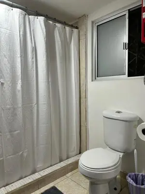 Un baño de Cómodo Estudio en la Kennedy cerca de Consulado