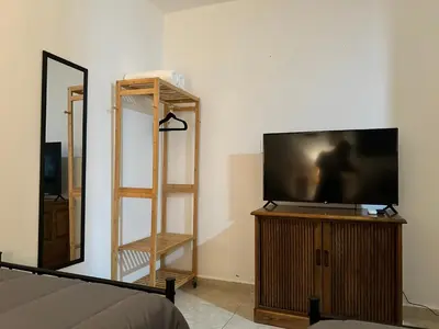 Una televisión o centro de entretenimiento en Cómodo Estudio en la Kennedy cerca de Consulado
