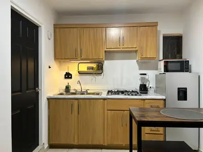 Una cocina o zona de cocina en Cómodo Estudio en la Kennedy cerca de Consulado