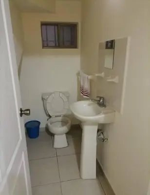 Un baño de Excelente casa cómoda