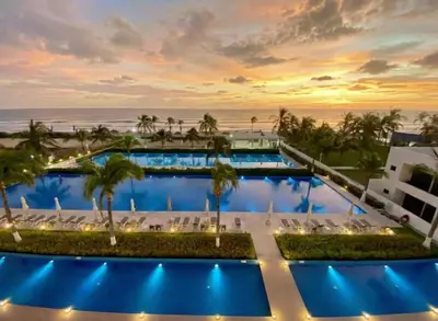 Piscina en o cerca de Peninsula Tower 4 bedrooms beachfront sea view