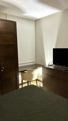 Una televisión o centro de entretenimiento en Peninsula Tower 4 bedrooms beachfront sea view