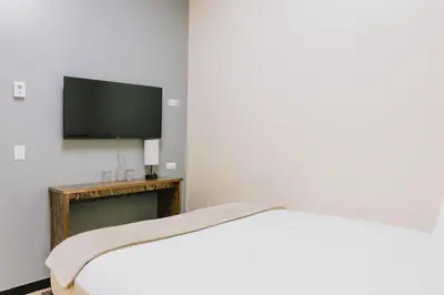 Una televisión o centro de entretenimiento en Hospedaje Consular by Dunas