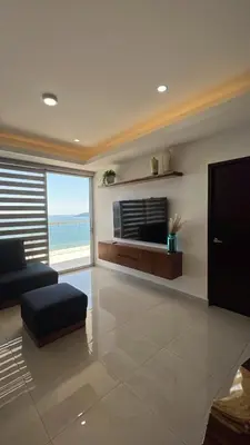 Una televisión o centro de entretenimiento en Sunset View Condo