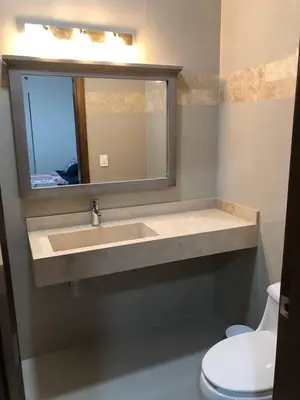 Un baño de Dpto de 2 recamaras con alberca excelente ubicacion