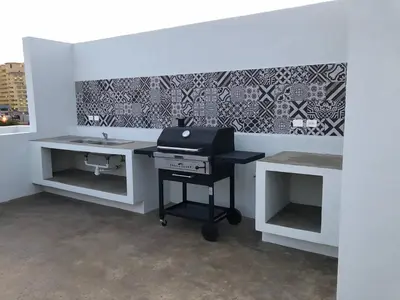 Una televisión o centro de entretenimiento en Dpto de 2 recamaras con alberca excelente ubicacion