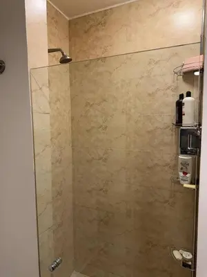 Un baño de Las Gavias frente al mar
