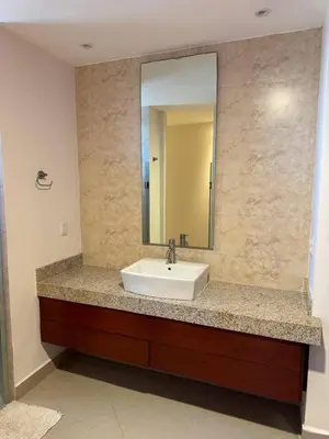 Un baño de Las Gavias frente al mar