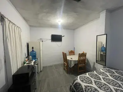 Una televisión o centro de entretenimiento en Separate apartment in guesthouse
