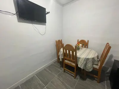 Una televisión o centro de entretenimiento en Separate apartment in guesthouse