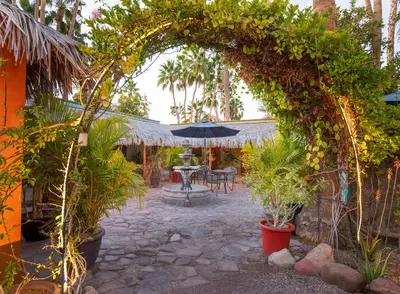 Jardín al aire libre en Iguana Inn