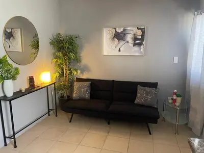 Zona de estar de Casa Huésped a 5 minutos del Aeropuerto