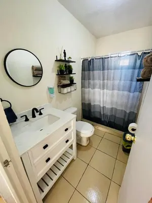 Un baño de Casa Huésped a 5 minutos del Aeropuerto