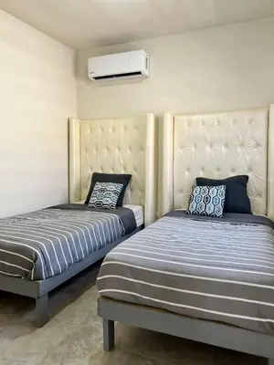 Cama o camas de una habitación en Stay with Arnold We are in front of the pool