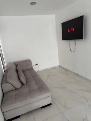 Una televisión o centro de entretenimiento en Beautiful House