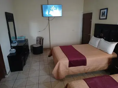 Una televisión o centro de entretenimiento en Hotel Destination Cuatro Cienegas