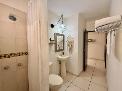 Un baño de Escala HMO a700 mts del Consulado americano