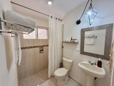 Un baño de Escala HMO a700 mts del Consulado americano