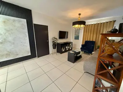 Una televisión o centro de entretenimiento en Escala HMO a700 mts del Consulado americano
