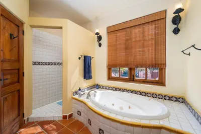 Un baño de CASA DE ALOHA cozy 2-bedroom, 2 bathrooms Home