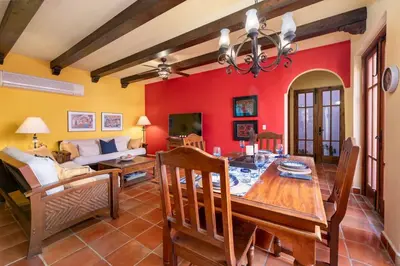 Una televisión o centro de entretenimiento en CASA DE ALOHA cozy 2-bedroom, 2 bathrooms Home