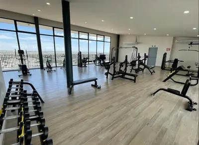 Gimnasio o instalaciones de fitness de Modern and equipped apartment