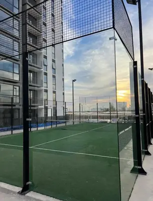 Instalaciones para jugar a tenis o squash en Modern and equipped apartment o alrededores
