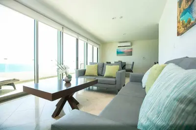 Zona de estar de Elegant Condo at Playa Brujas with Ocean View