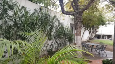 Jardín al aire libre en Casa con Alberca cerca del Aeropuerto