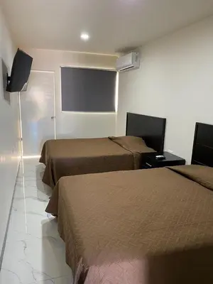 Una televisión o centro de entretenimiento en Suites 115