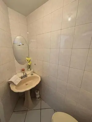 Un baño de Excelente Ubicación cerca de Consulado