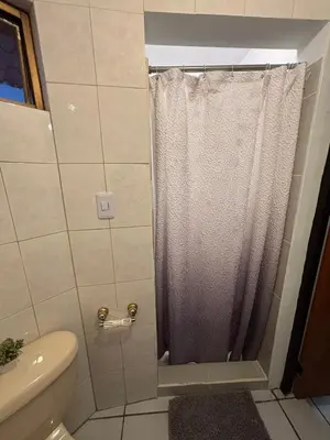 Un baño de Excelente Ubicación cerca de Consulado