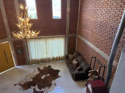 Zona de estar de Hermosa cabaña completamente equipada con alberca y jardín