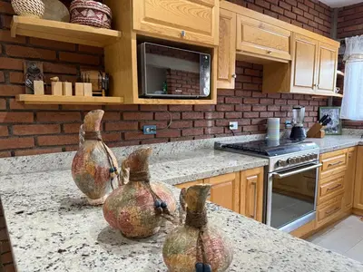 Una cocina o zona de cocina en Hermosa cabaña completamente equipada con alberca y jardín