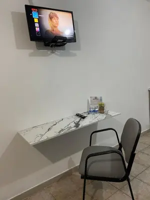Una televisión o centro de entretenimiento en departamentos economicos en cu