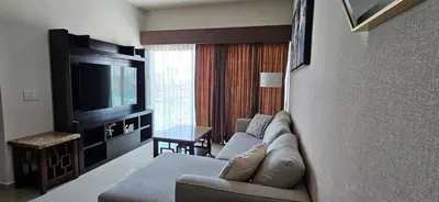 Una televisión o centro de entretenimiento en Departamento Torre Iberika Cercas Del Malecon