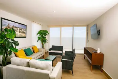 Una televisión o centro de entretenimiento en Apartment on the Malecon 2 BR Ocean View