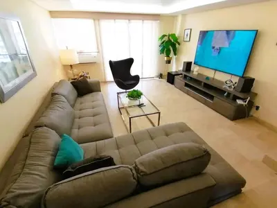 Una televisión o centro de entretenimiento en Condominio marina real 28